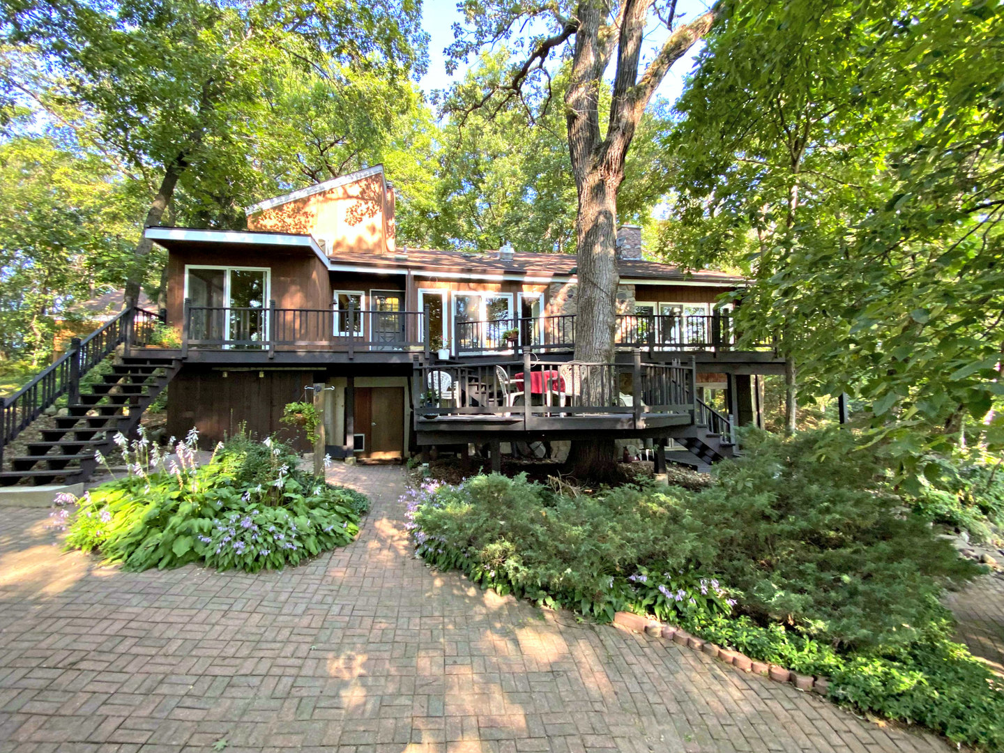 17301 O'Brien Road Harvard, IL 60033 - Photo 5 of 33 a front view of a house with garden
