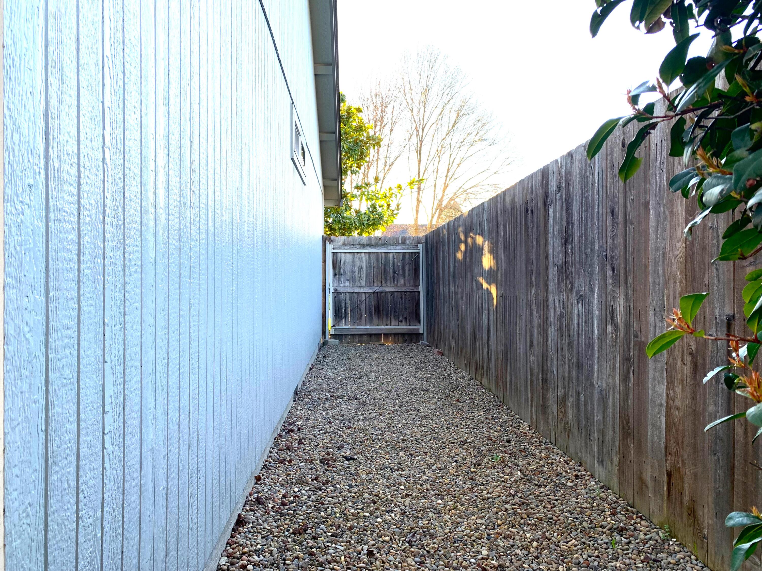 1237 Pheasant Way Central Point, OR 97502 - Photo 22 of 22 Dog Run