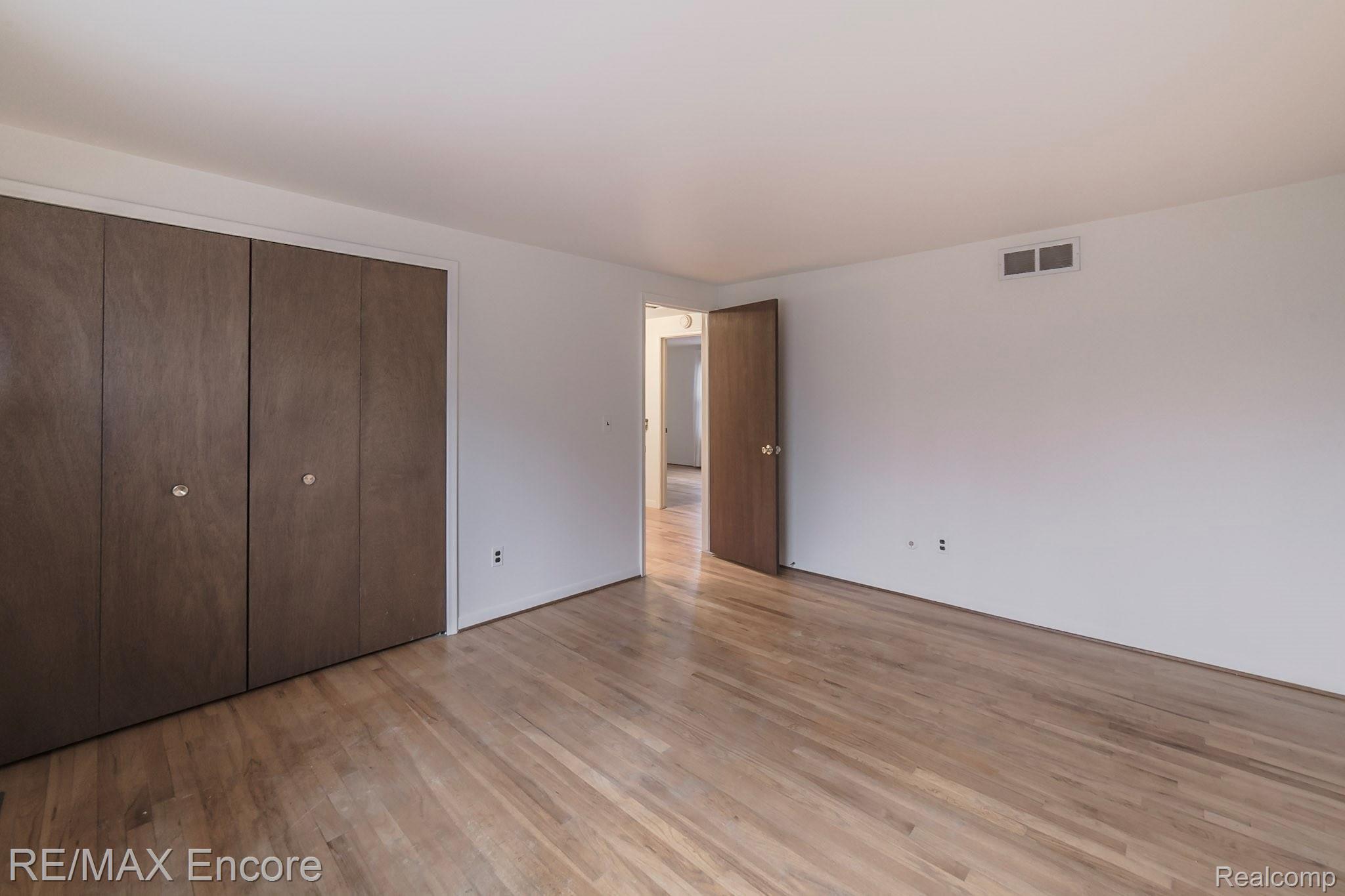 4288 Fieldbrook Road West Bloomfield, MI 48323 - Photo 39 of 49 Bedroom #4 features double closet