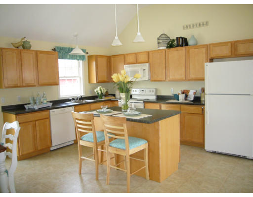27 Brewster Road, Unit 4 Stoughton, MA 02072 - Photo 2 of 9 Gallery Image 2
