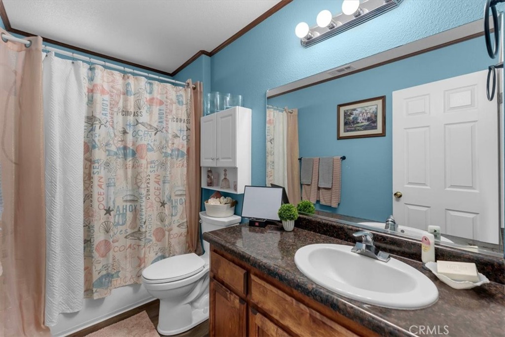 1465 Crosspoint Way Red Bluff, CA 96080 - Photo 35 of 58 Hall Bathroom