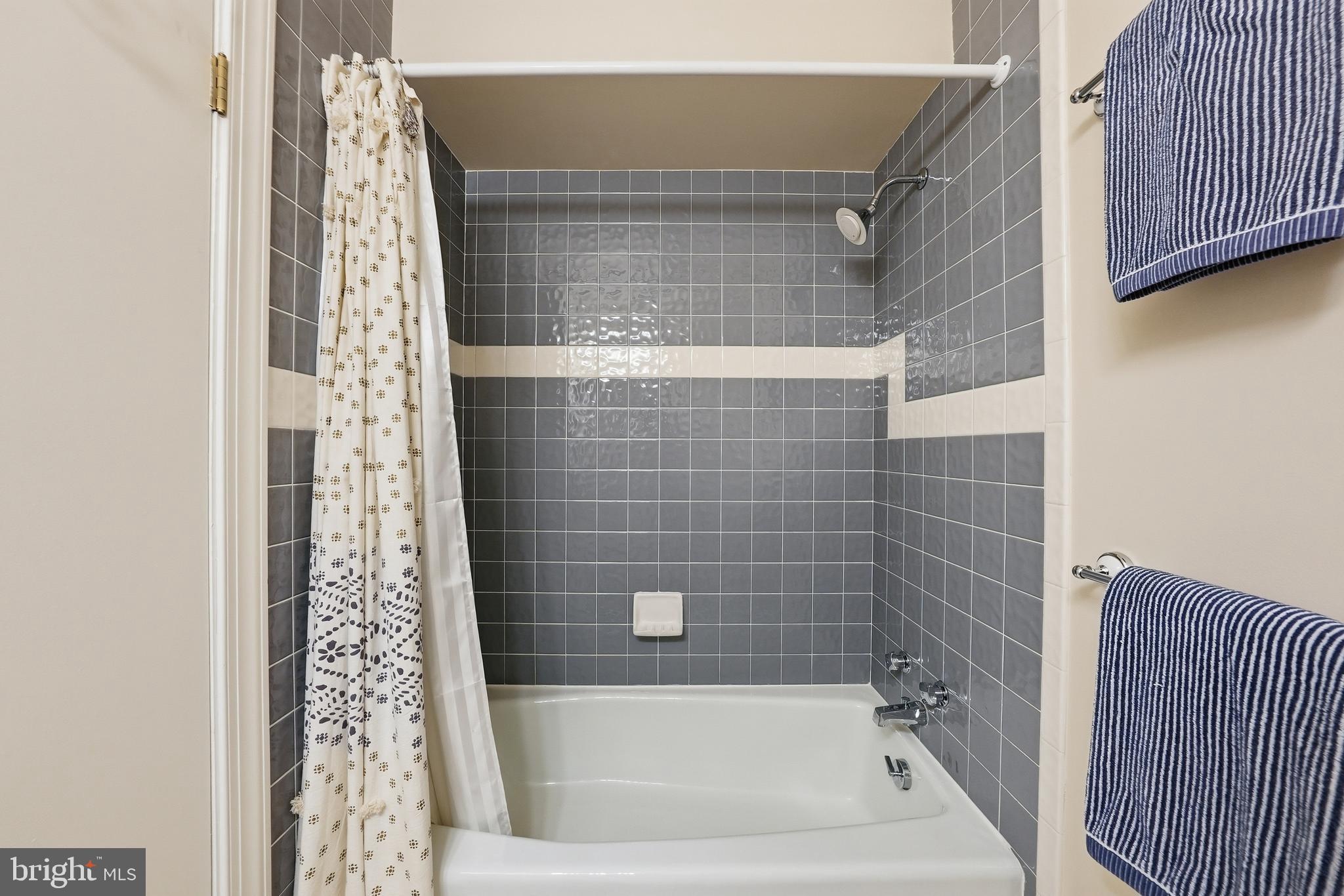 2806 27th Street Northwest Washington, DC 20008 - Photo 23 of 34 a bathroom with a bathtub