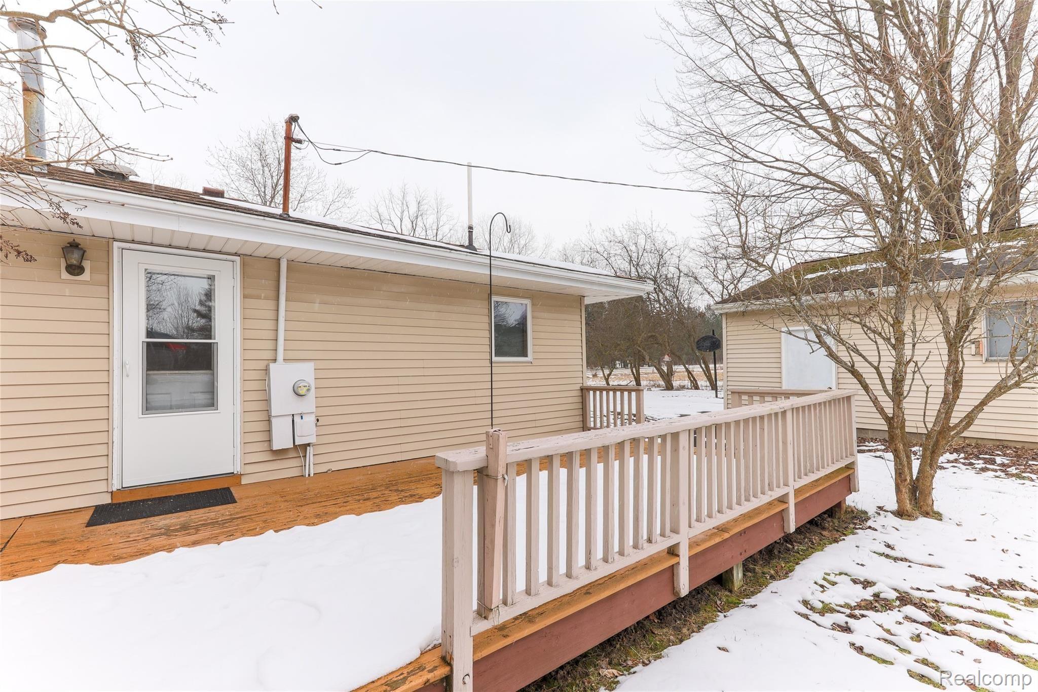 8200 Grossman Road Manchester, MI 48158 - Photo 20 of 26 Deck.jpg