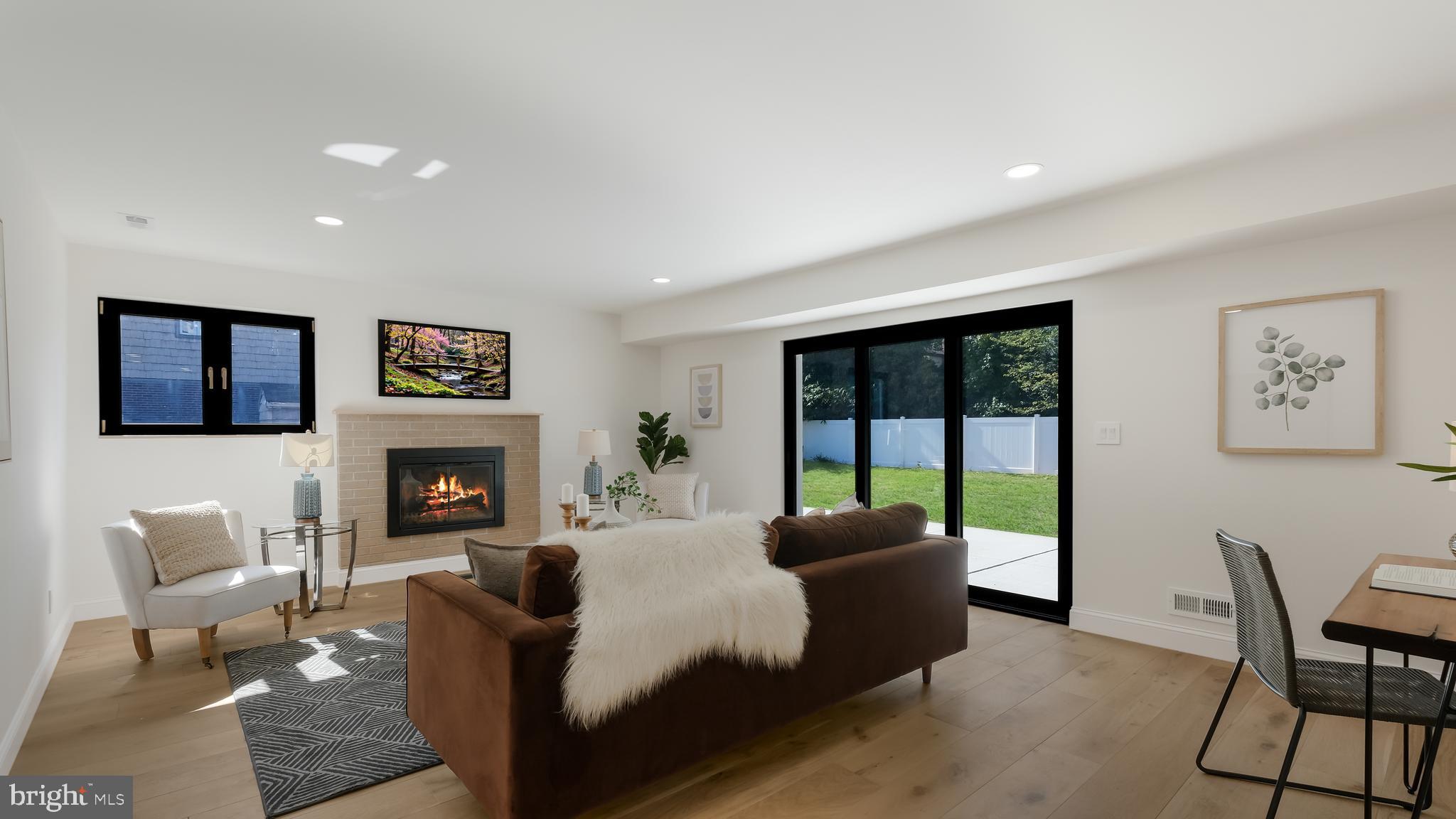 3750 Wheatsheaf Road Huntingdon Valley, PA 19006 - Photo 14 of 41 Family Room has retractable doors to the patio