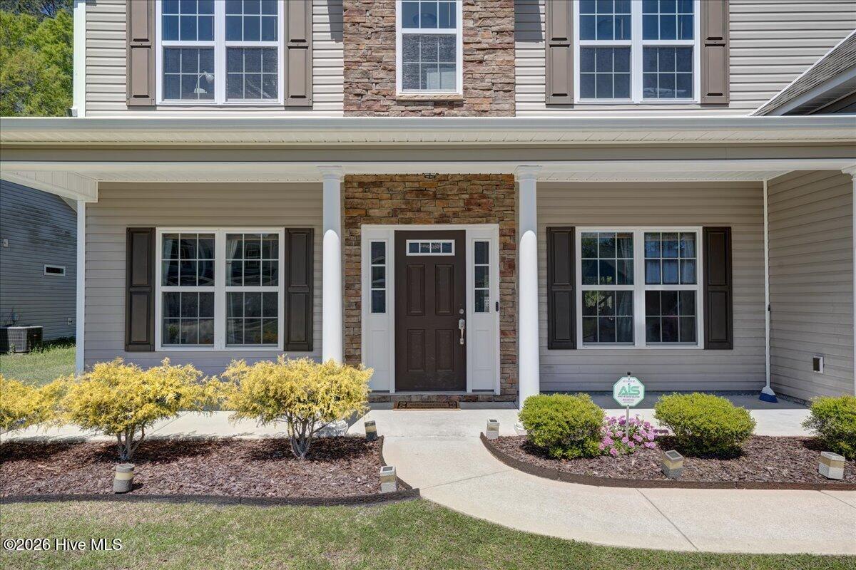 326 Station House Road New Bern, NC 28562 - Photo 2 of 35 Inviting well kept landscaping!