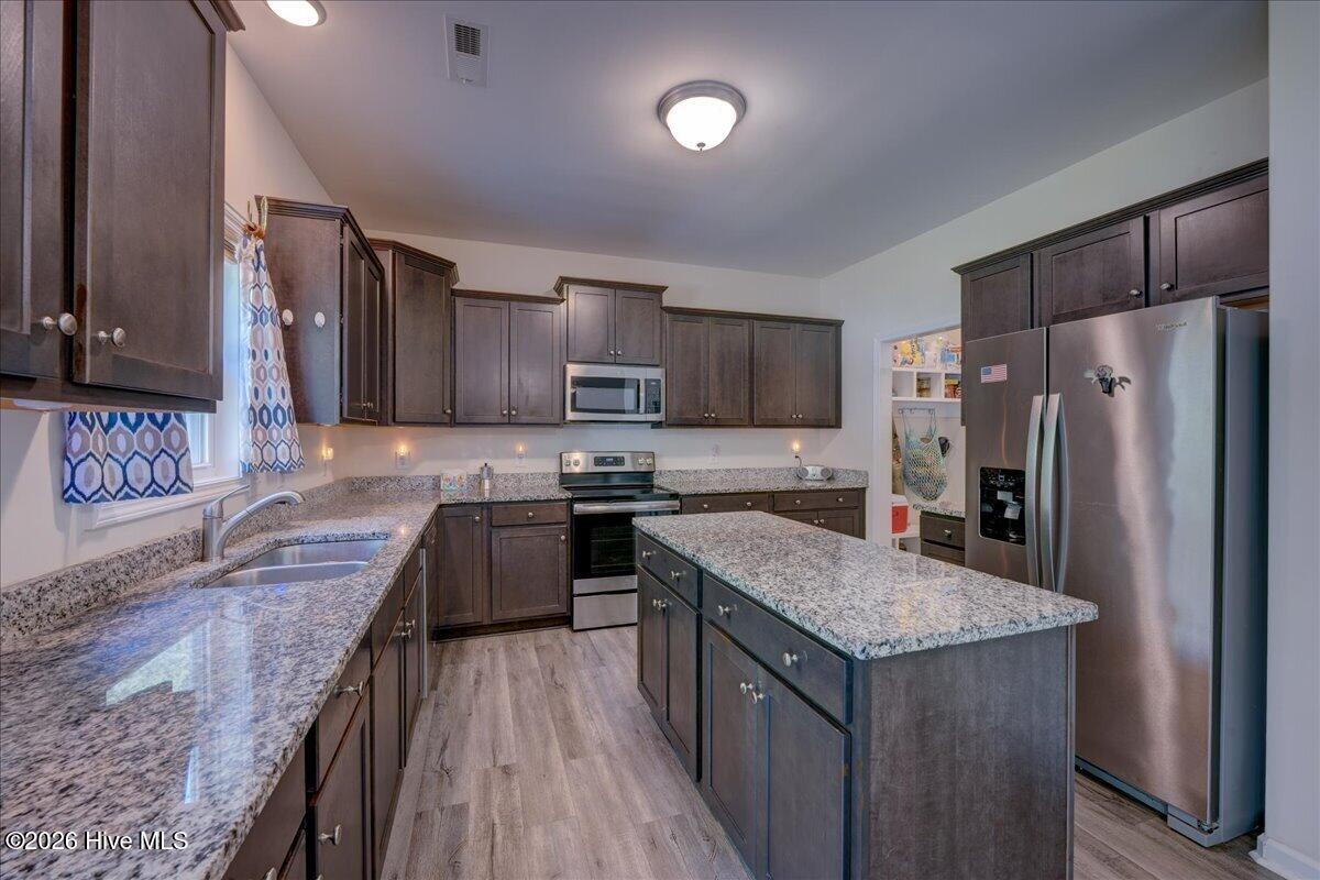 326 Station House Road New Bern, NC 28562 - Photo 10 of 35 Granite Counters with Tile Backspash