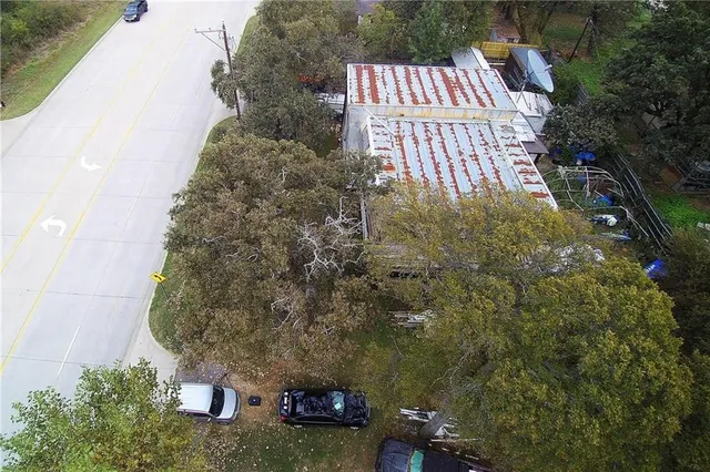 a view of a small yard