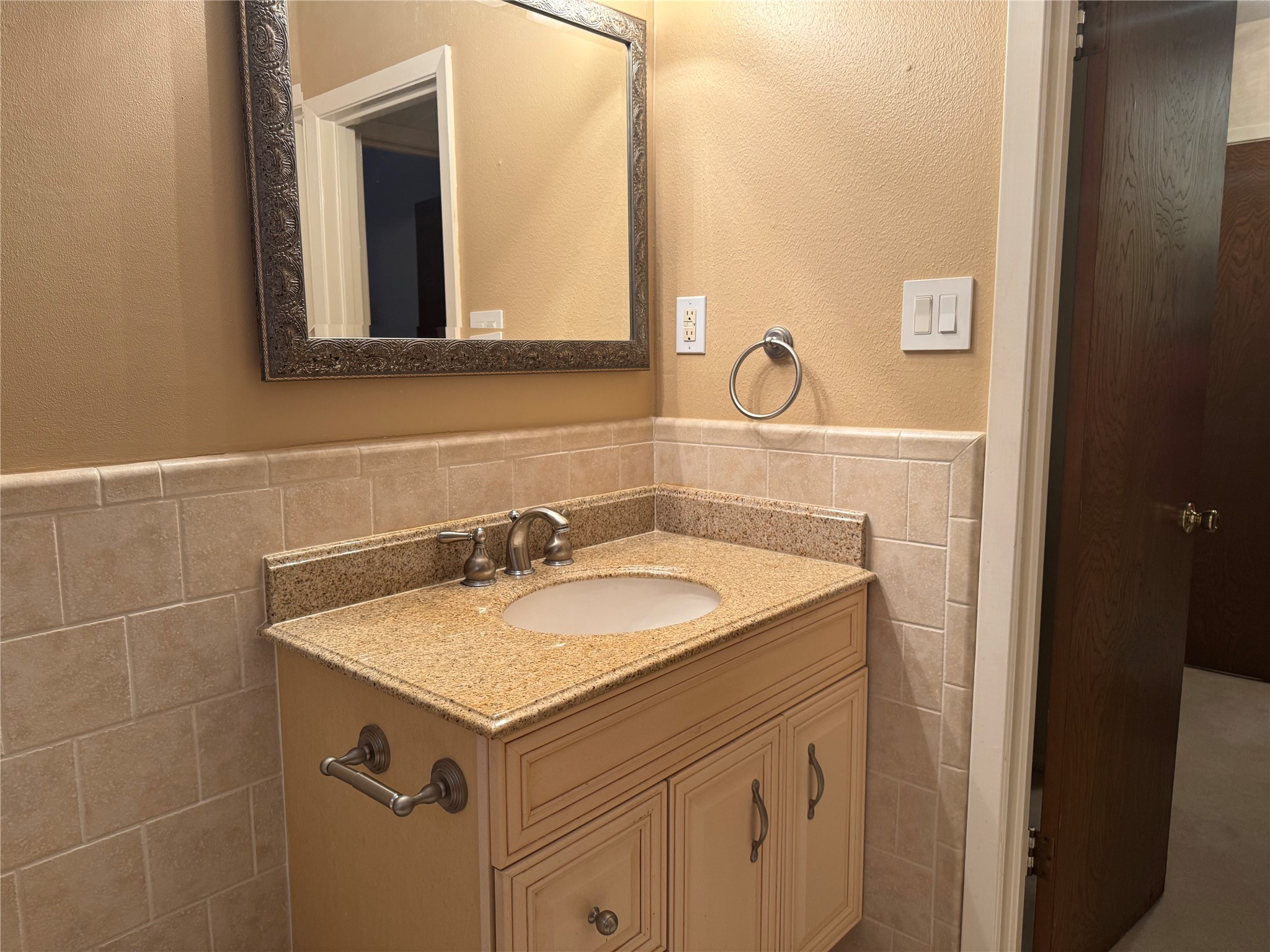 203 East Thornton Road Houston, TX 77022 - Photo 17 of 18 Another view of the upstairs bathroom.