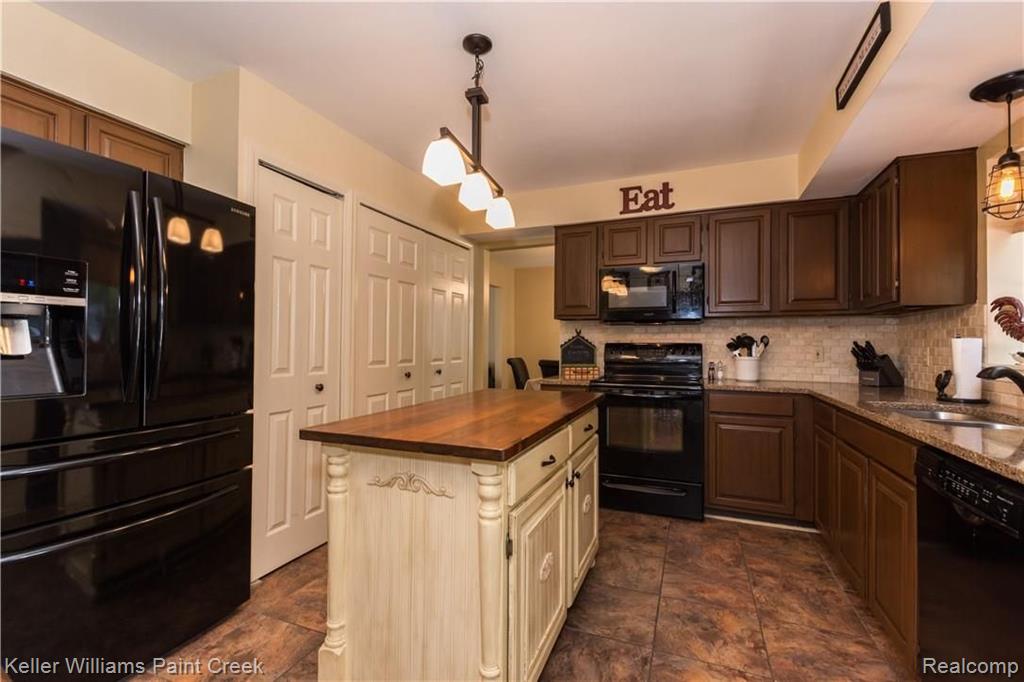 416 Ivy Wood Court Rochester Hills, MI 48307 - Photo 11 of 32