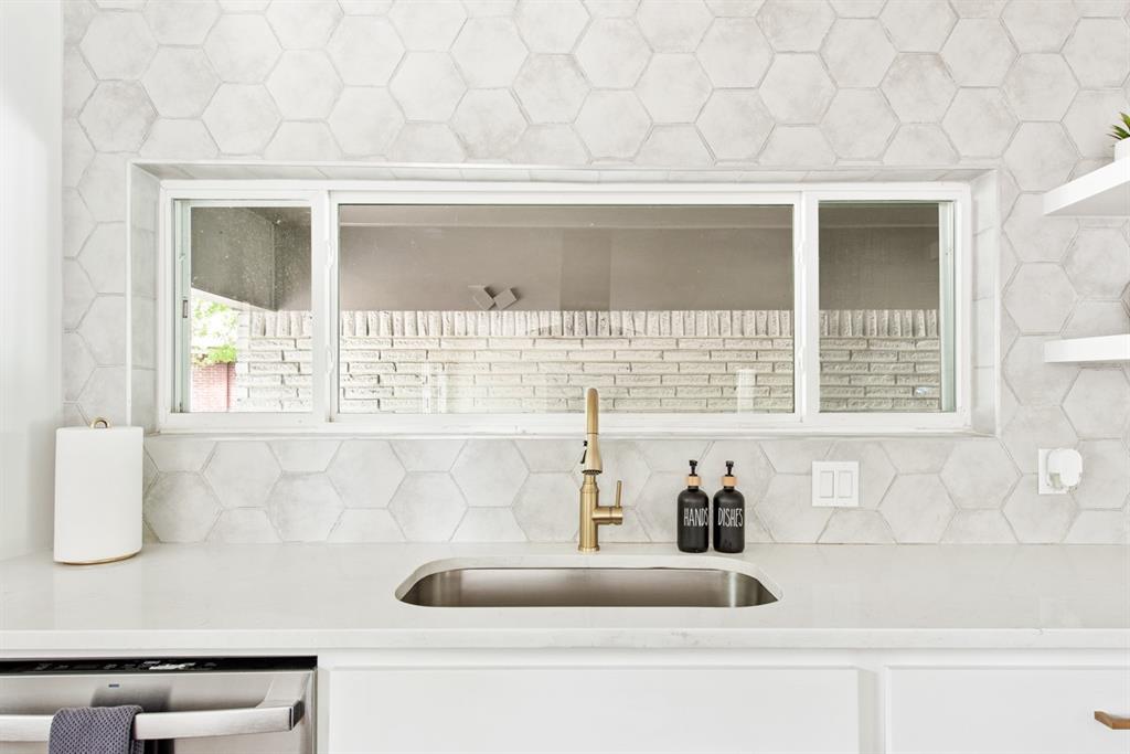 4252 McComas Road Haltom City, TX 76117 - Photo 16 of 35 a bathroom with a bathtub and next to a window