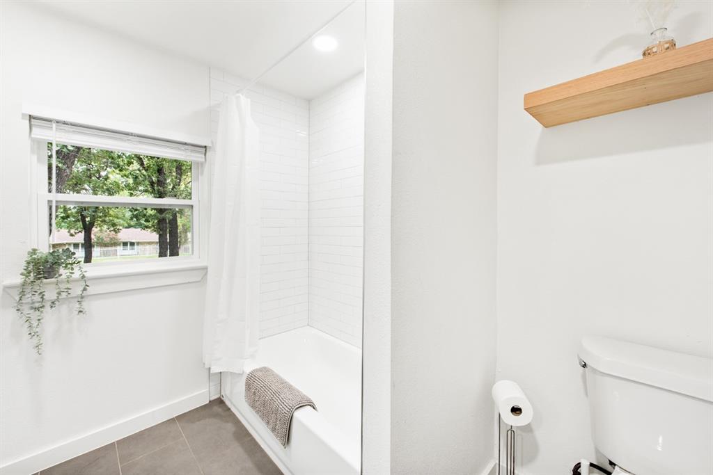 4252 McComas Road Haltom City, TX 76117 - Photo 28 of 35 a bathroom with a window and tub