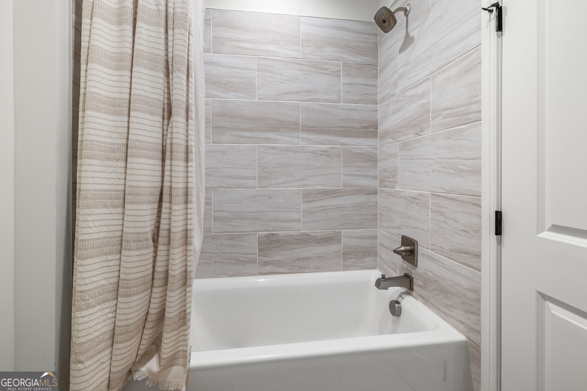 373 McIntosh Road Clarkesville, GA 30523 - Photo 26 of 92 a bathroom with a bathtub