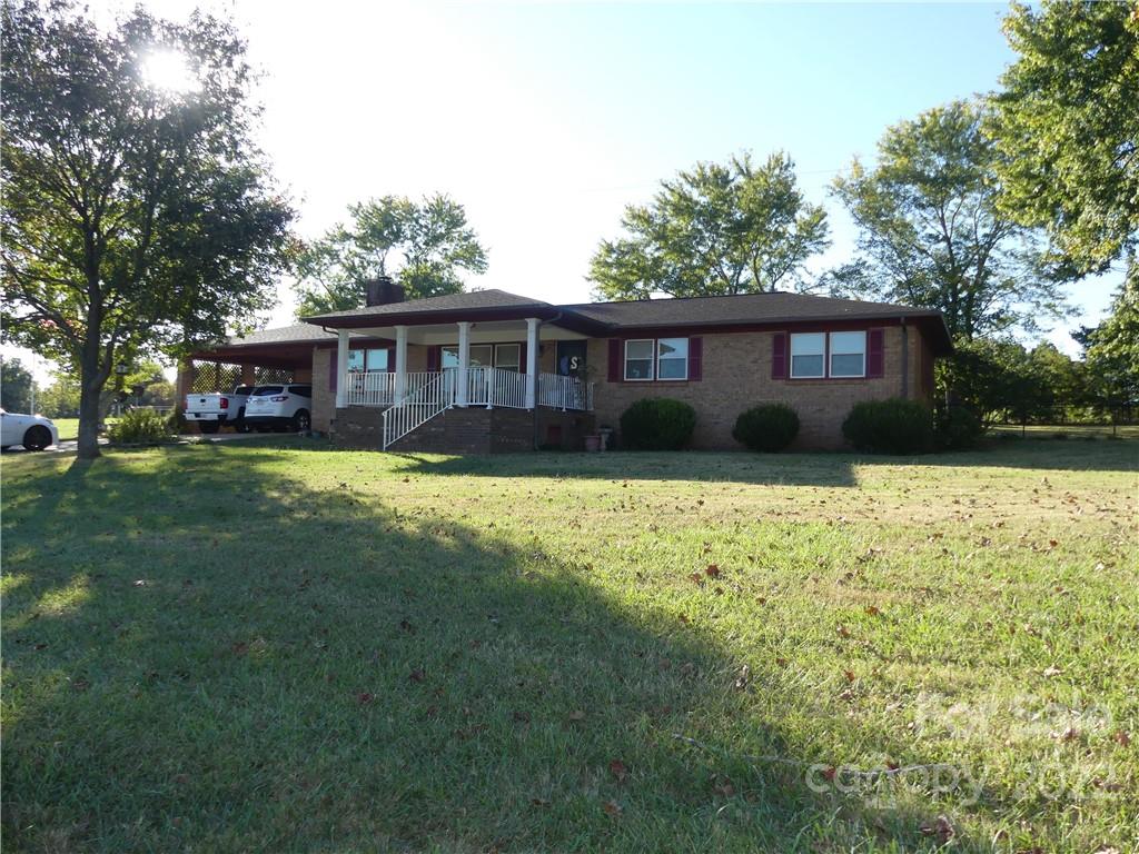 a view of a house with a yard