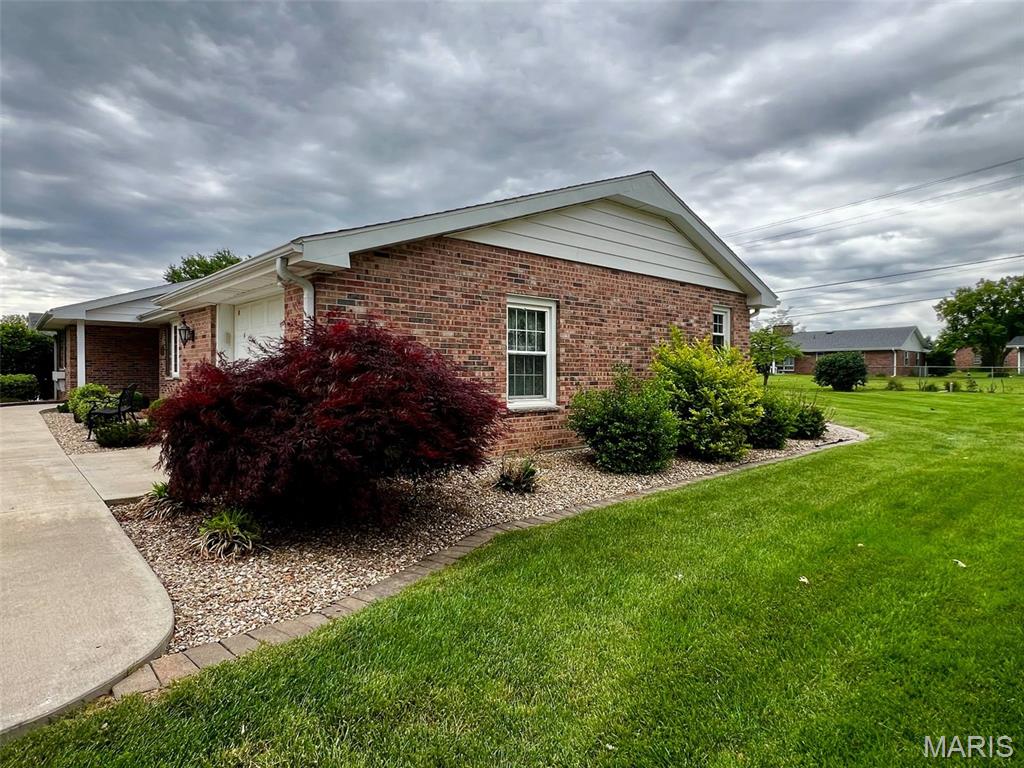 403 Sutton Drive Palmyra, MO 63461 - Photo 3 of 47