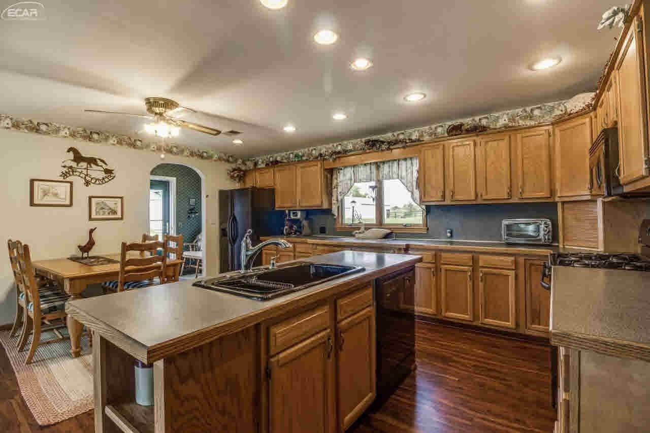 3082 North Henderson Road Davison, MI 48423 - Photo 8 of 36 21427864-7.JPG
