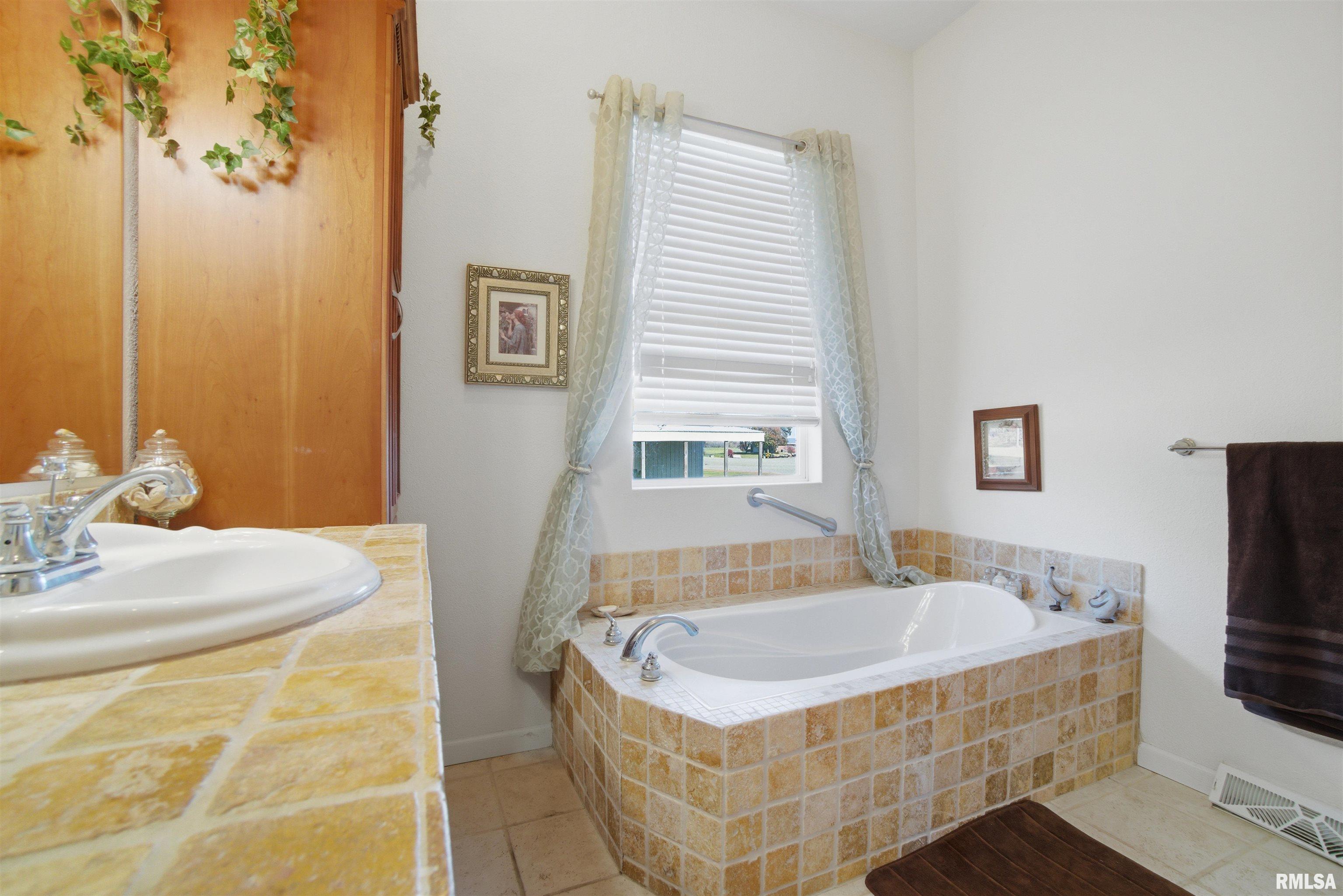 24211 North Carver Road Canton, IL 61520 - Photo 29 of 36