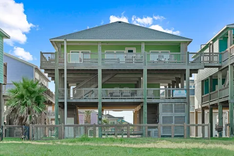 $675,000 | 1958 Ave I, Port Bolivar, TX 77650