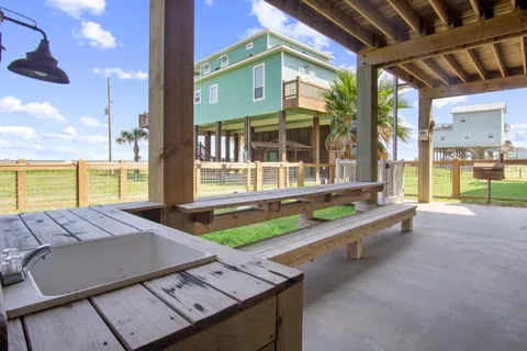 $675,000 | 1958 Ave I, Port Bolivar, TX 77650