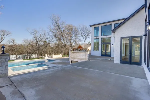 a view of a backyard with garden