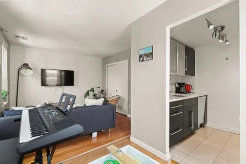 $3,300 | 5 Grove Street, Unit 7, Boston, MA 02114
