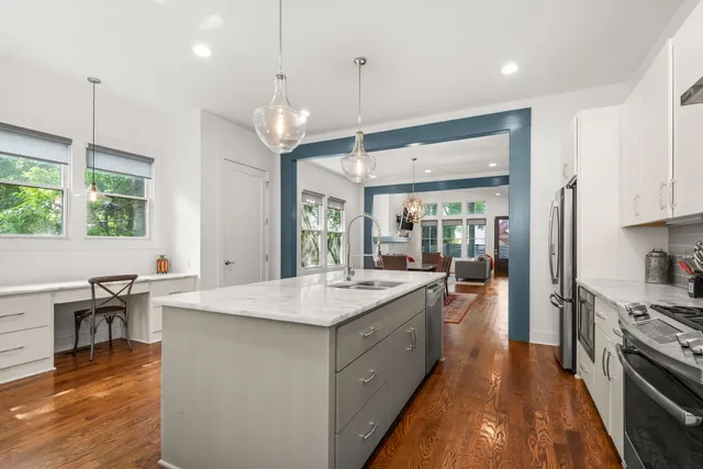 a large kitchen with kitchen island a large island in it
