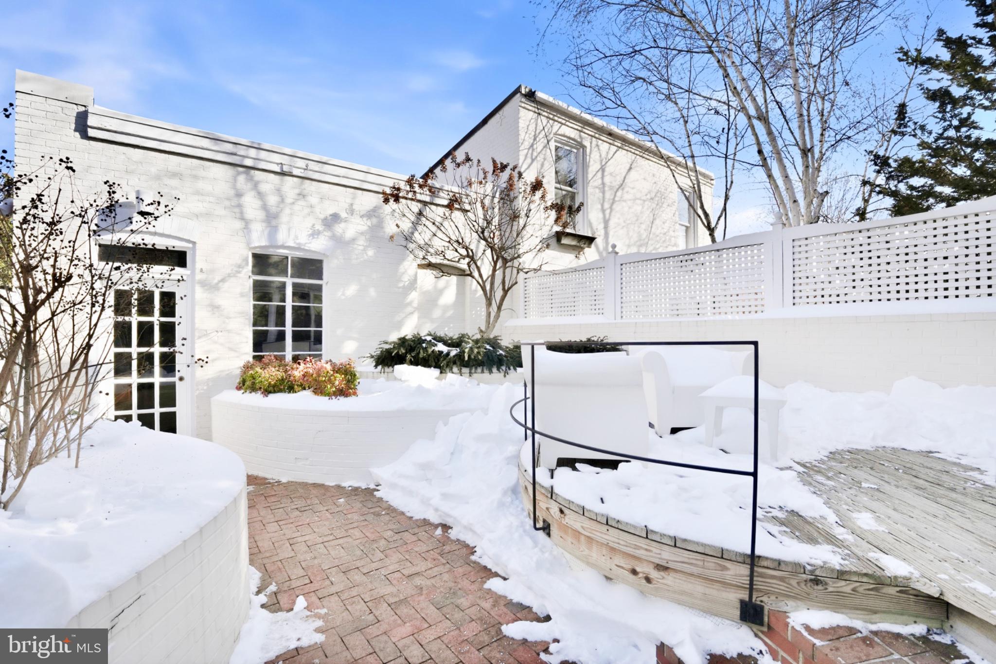 1635 35th Street Northwest Washington, DC 20007 - Photo 25 of 27 a view of a white house with a large tree