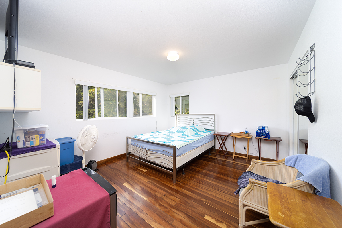 25-3301 Pakelekia Street Hilo, HI 96720 - Photo 23 of 30 a living room with furniture and a table