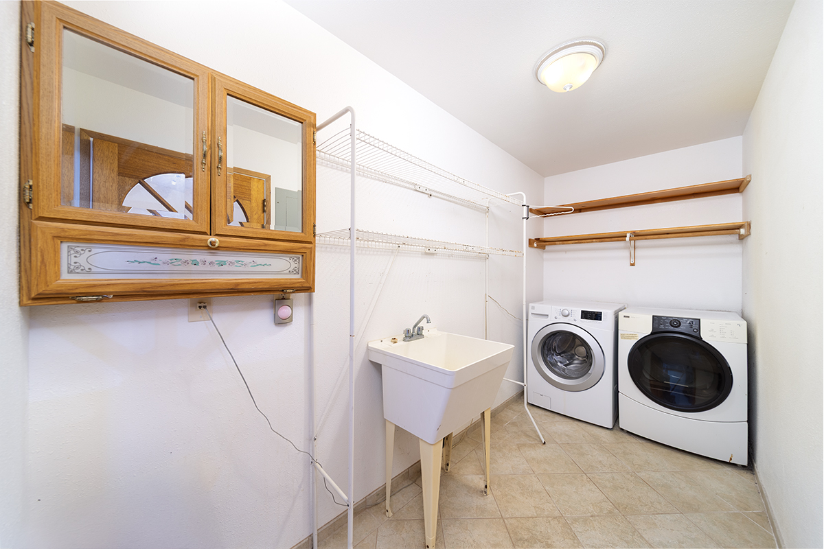 25-3301 Pakelekia Street Hilo, HI 96720 - Photo 27 of 30 a utility room with dryer and washer