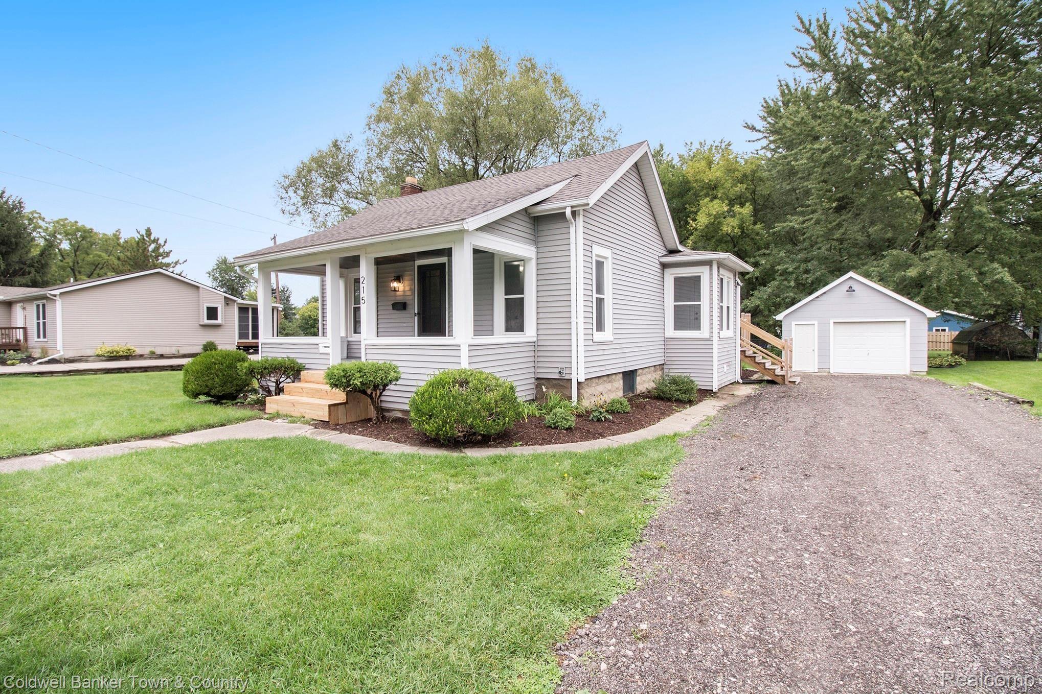 215 Byron Road Howell, MI 48843 - Photo 4 of 17 IMG_4992.jpg