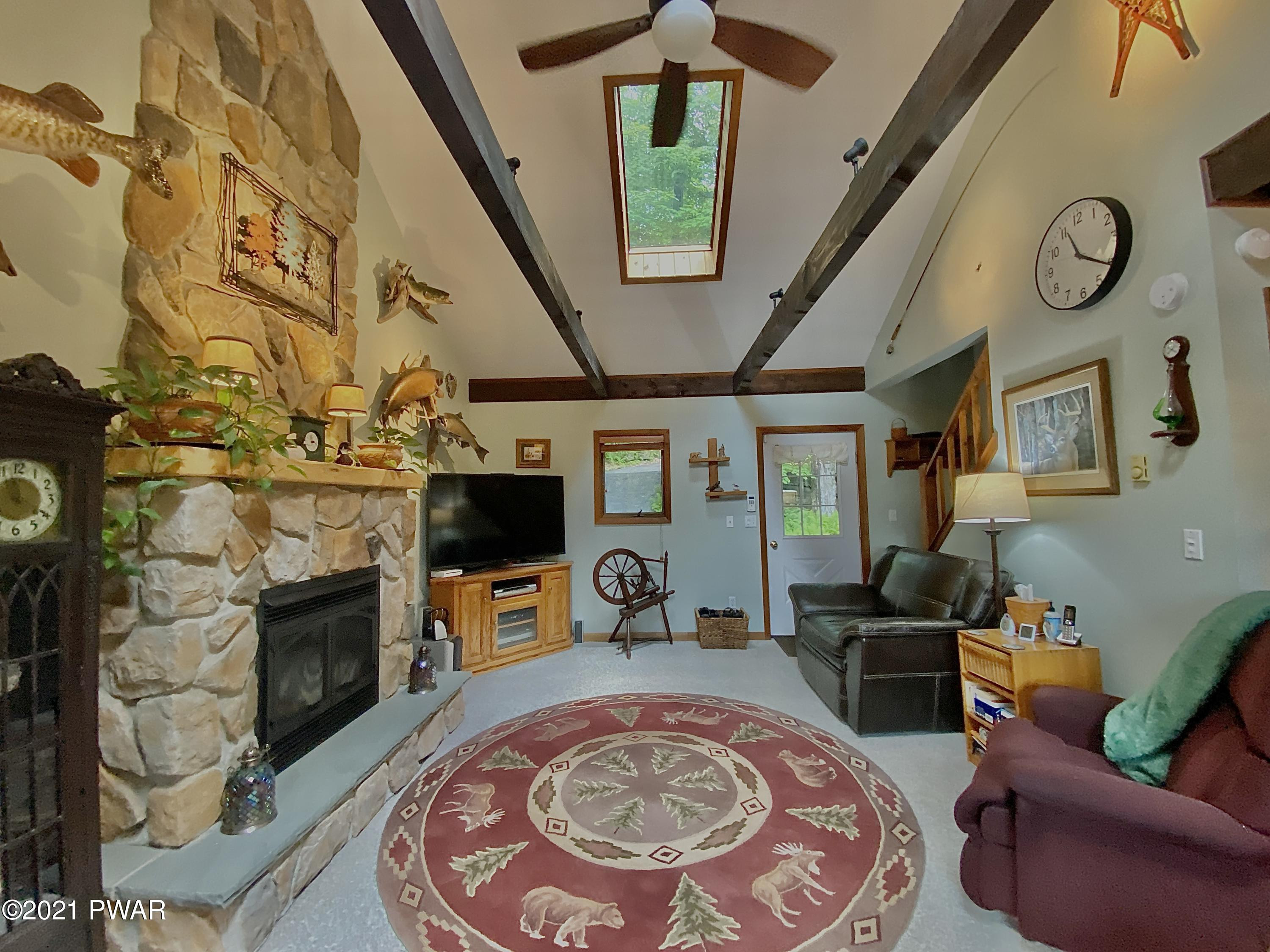 1009 Ledgedale Road Lake Ariel, PA 18436 - Photo 25 of 48 Living Room
