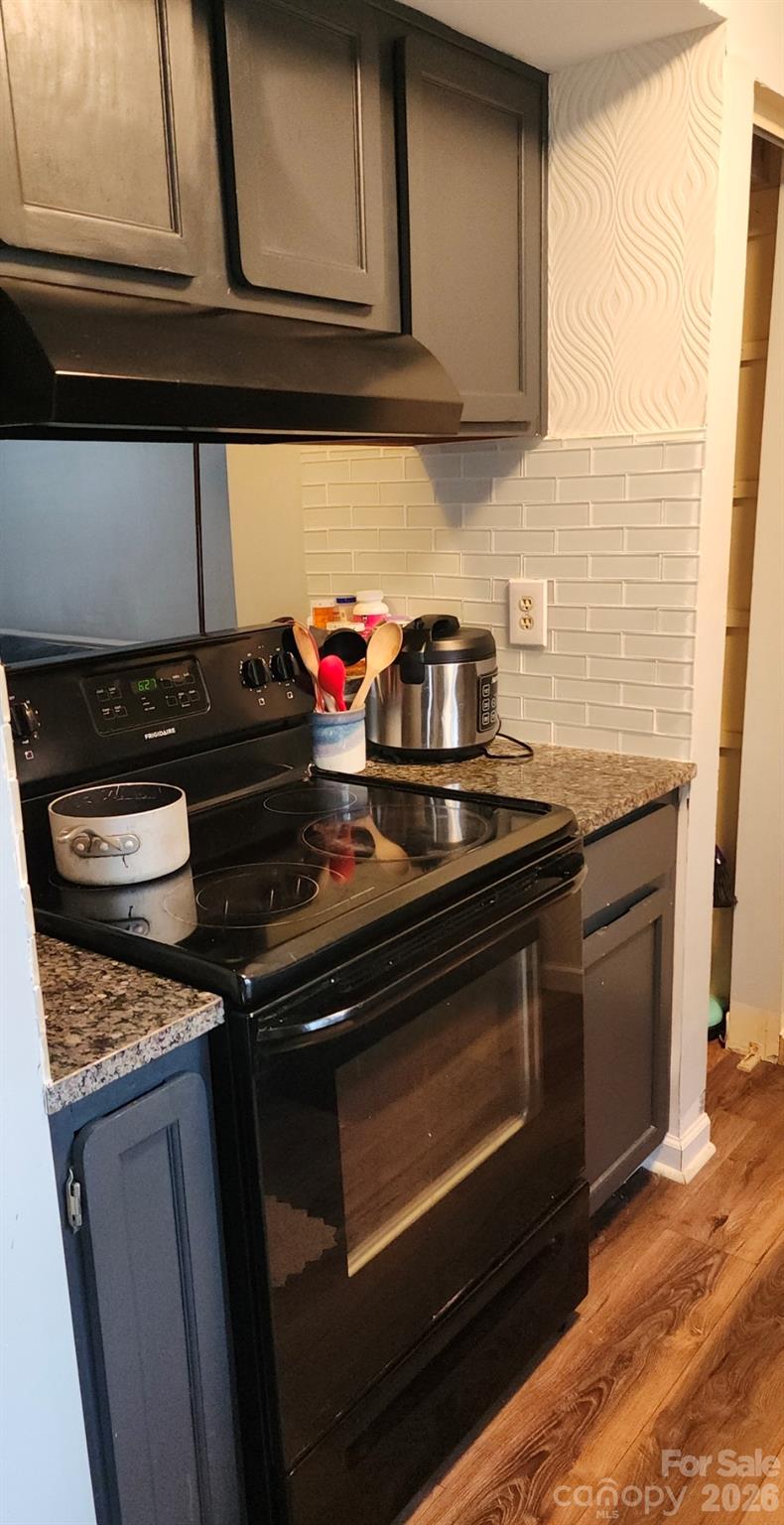 11072 Cedar View Road Charlotte, NC 28226 - Photo 2 of 4 a stove top oven sitting inside of a kitchen