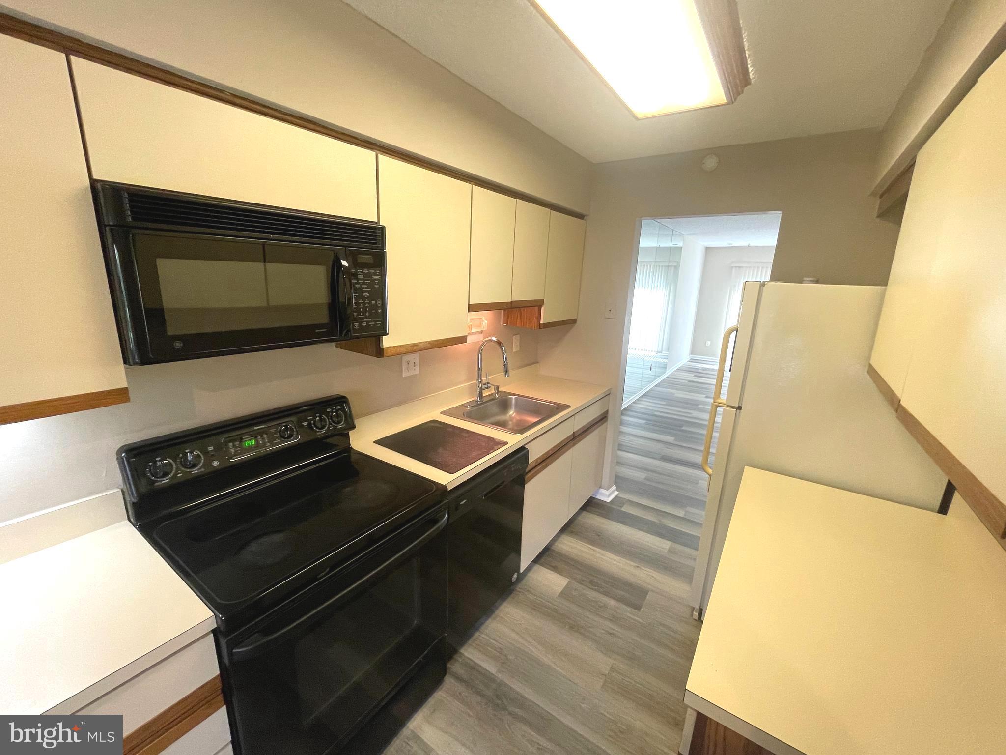 214 Carriage Court, Unit 214 Chesterbrook, PA 19087 - Photo 8 of 41 a kitchen with a stove and a microwave
