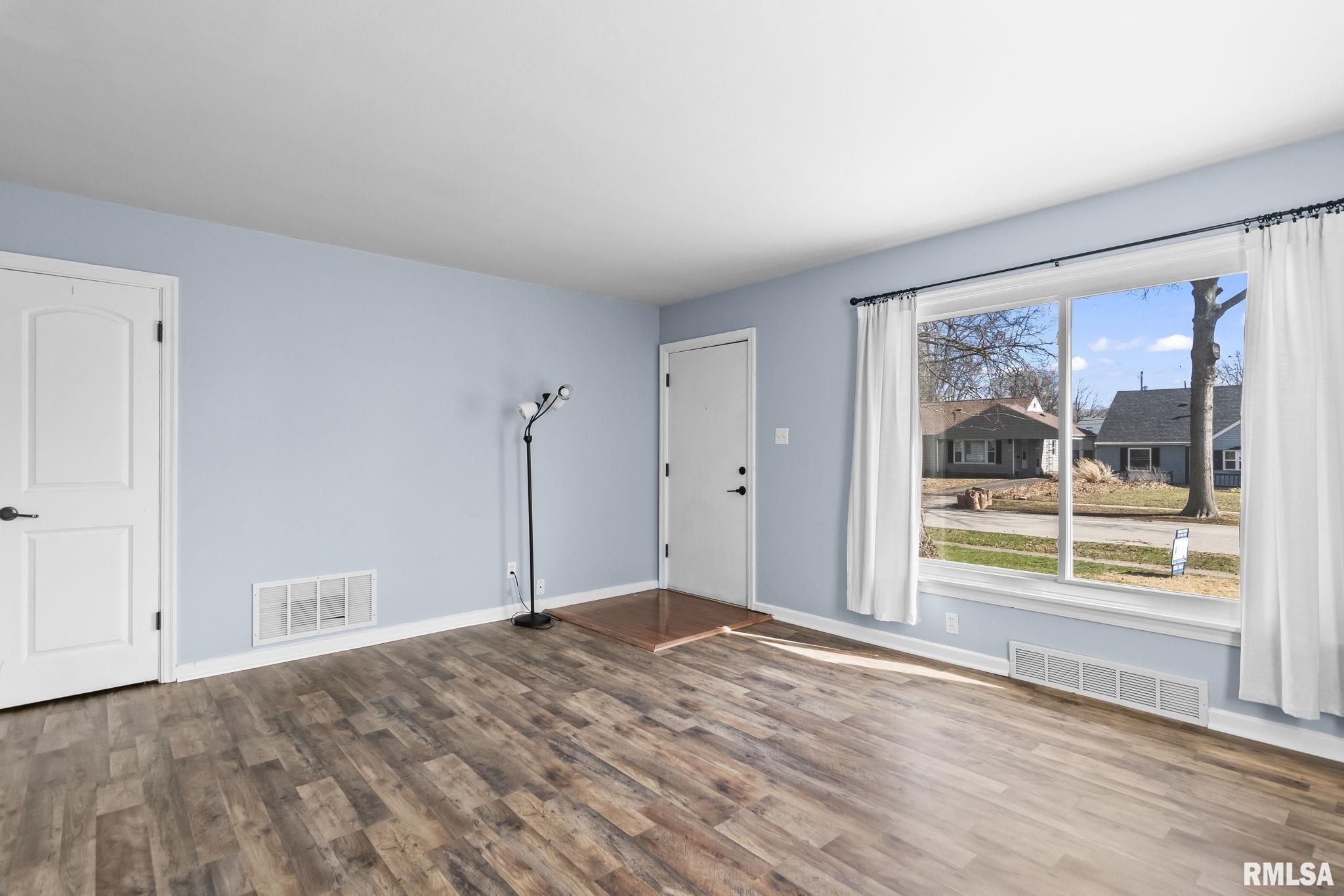 2321 South Pasfield Street Springfield, IL 62704 - Photo 5 of 37