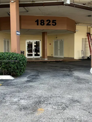 $2,200 | 1825 South Ocean Drive, Unit 413, Hallandale Beach, FL 33009