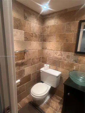 $2,200 | 1825 South Ocean Drive, Unit 413, Hallandale Beach, FL 33009