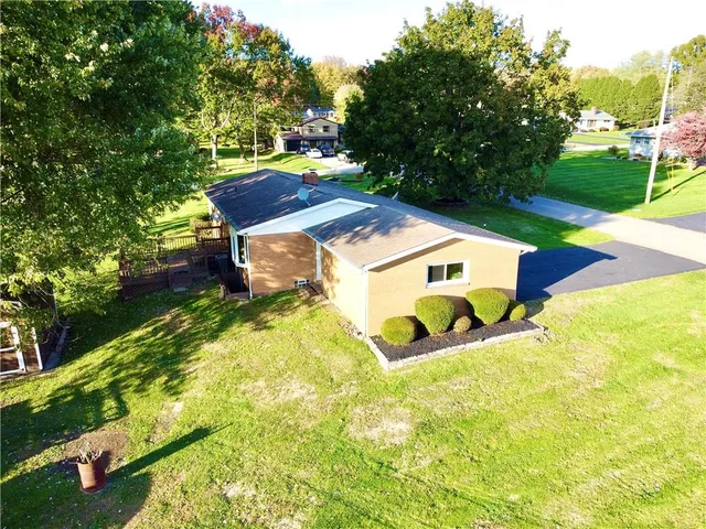 a view of a house with a yard