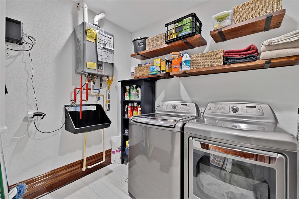 304 North Church Street Pilot Point, TX 76258 - Photo 20 of 40 a utility room with dryer and washer