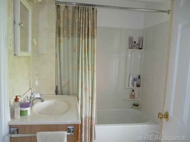 10100 Metcalf Road Avoca, MI 48006 - Photo 16 of 32 31246412-15.JPG