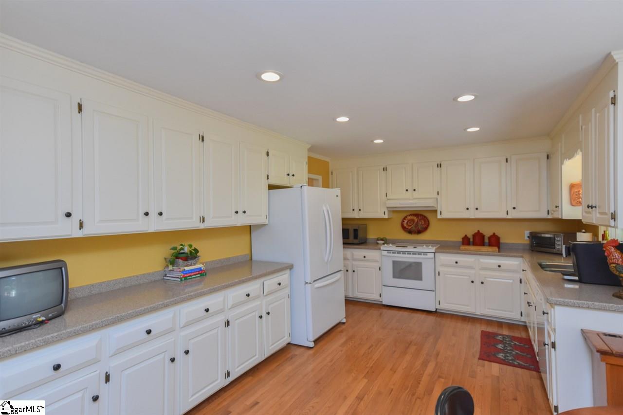 210 Oak Ridge Court Greer, SC 29650 - Photo 14 of 36 Gallery Image 14