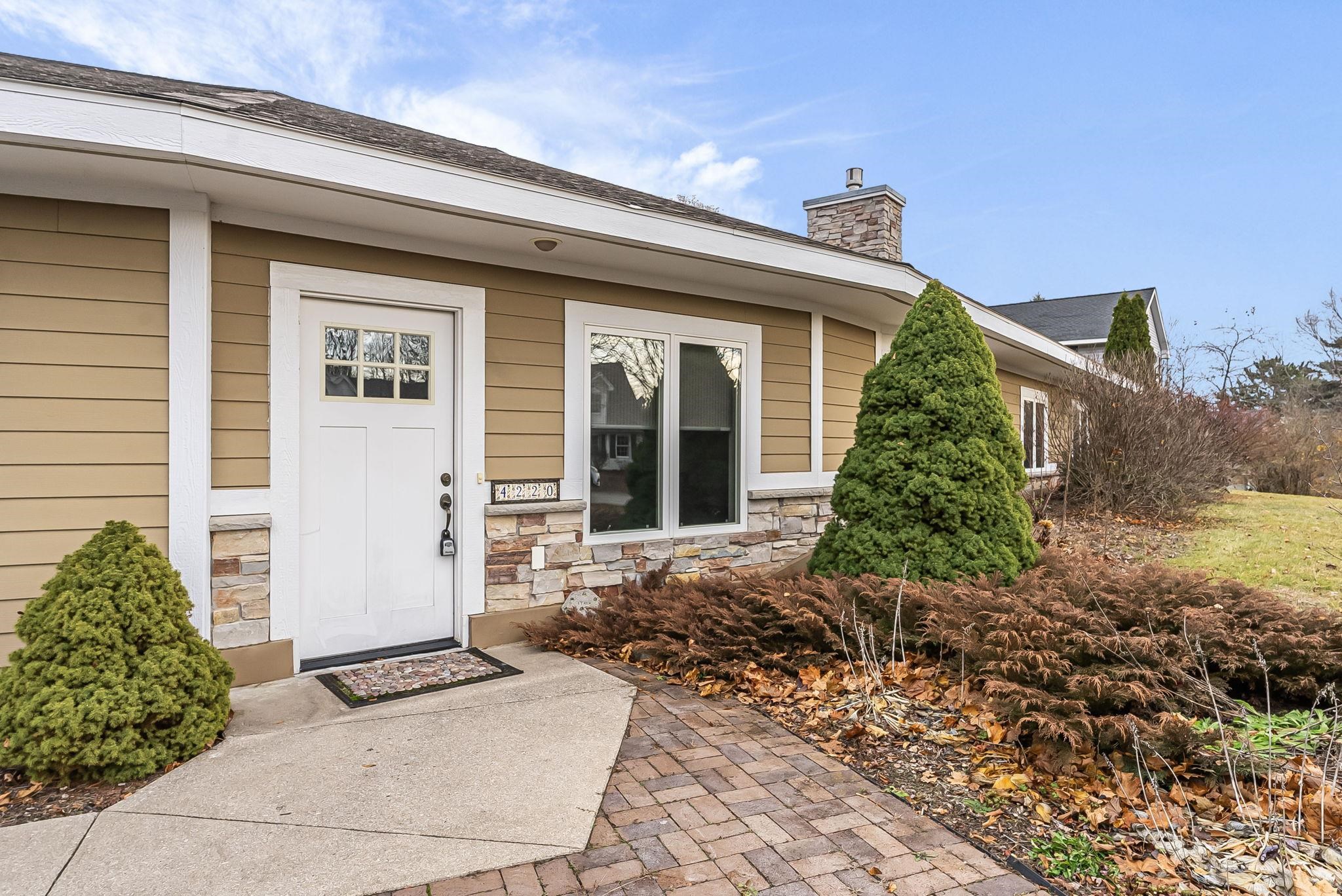 4220 Summerhill Road Traverse City, MI 49684 - Photo 6 of 40 1940970-0604c84c-5ae7-42da-b91e-f6de3e75485f.JPG