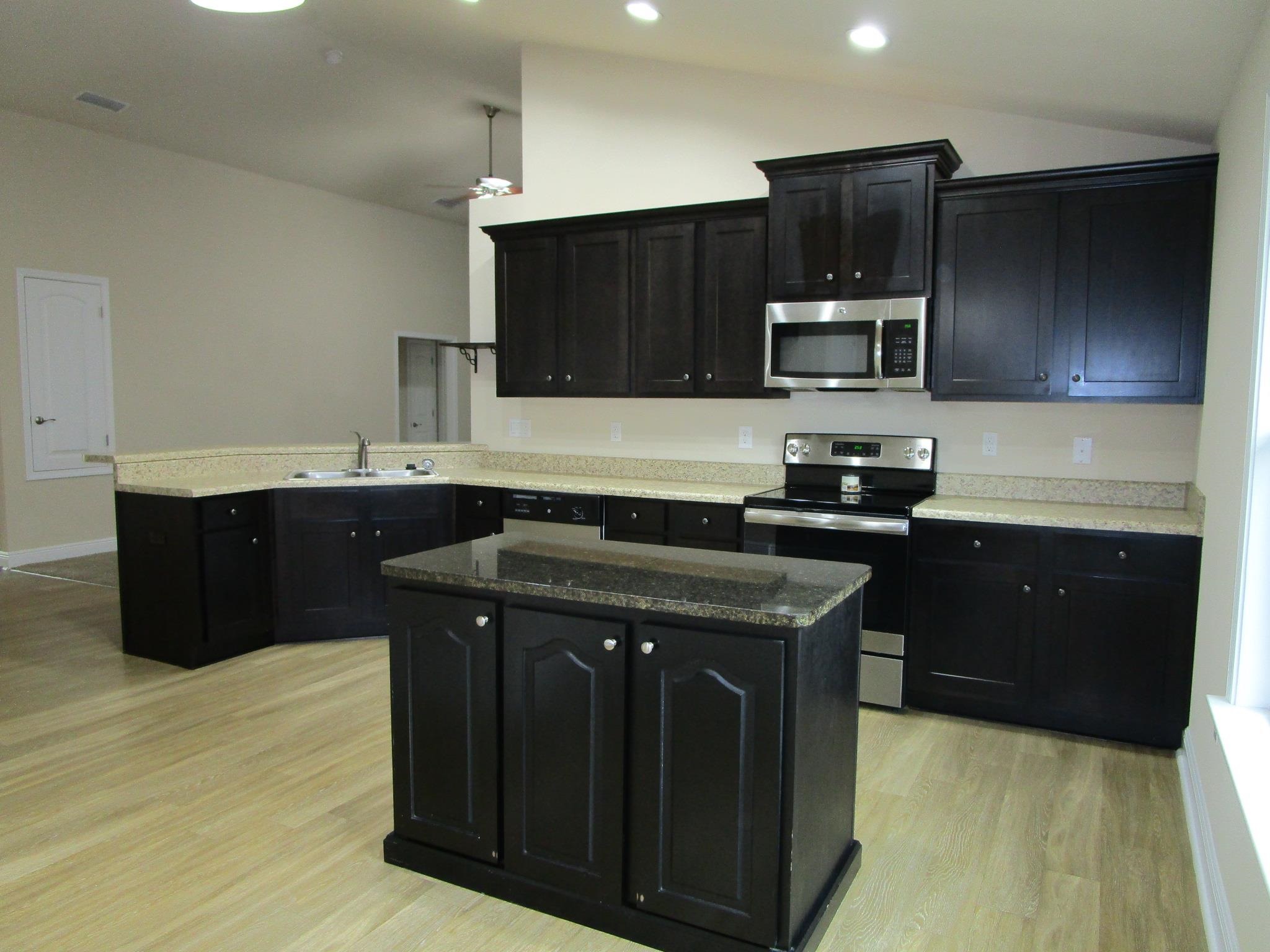 609 Beignet Drive Foley, AL 36535 - Photo 12 of 23 Kitchen