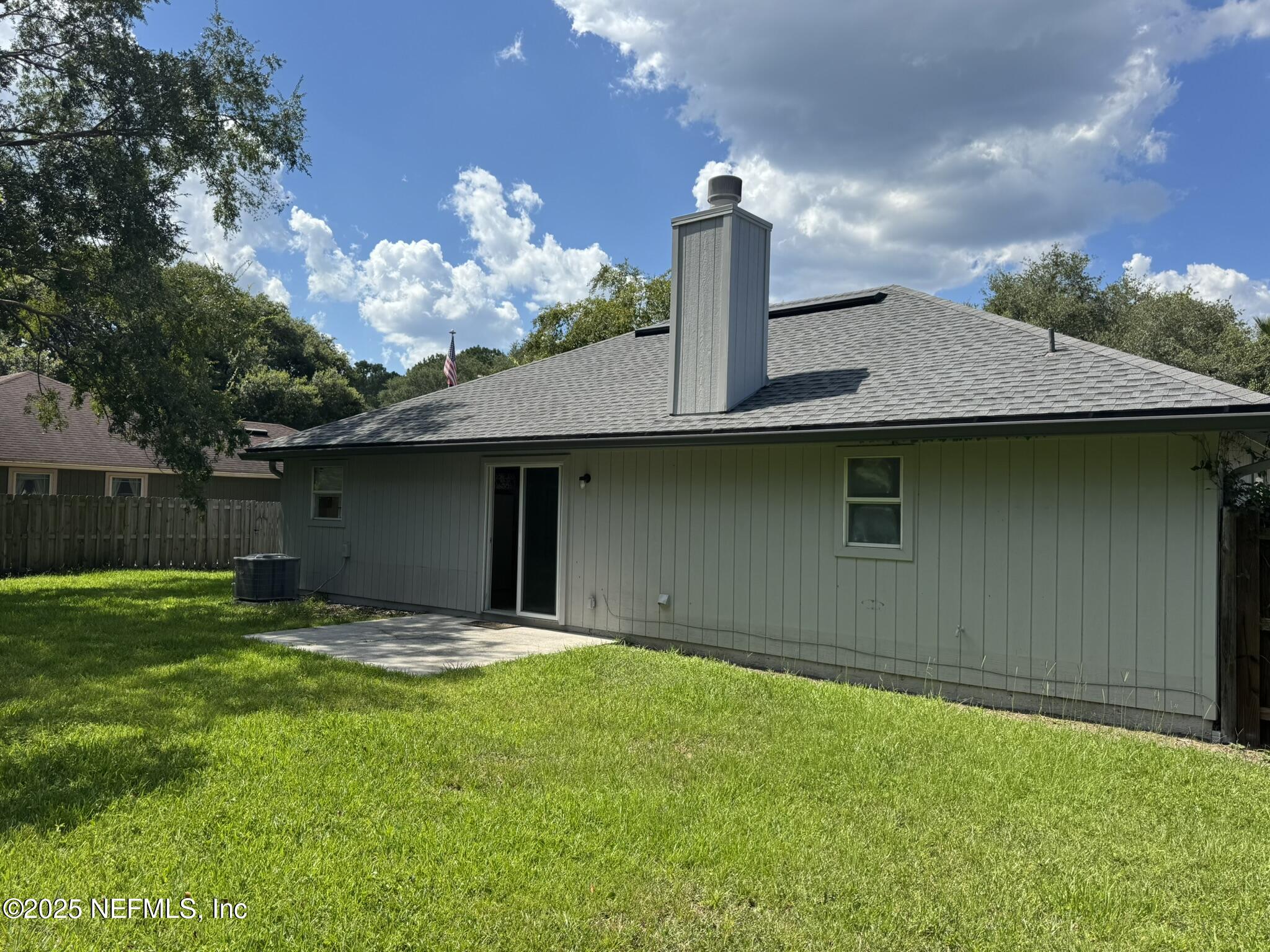 84042 St James Court Yulee, FL 32097 - Photo 42 of 44 a backyard of a house with table and chairs
