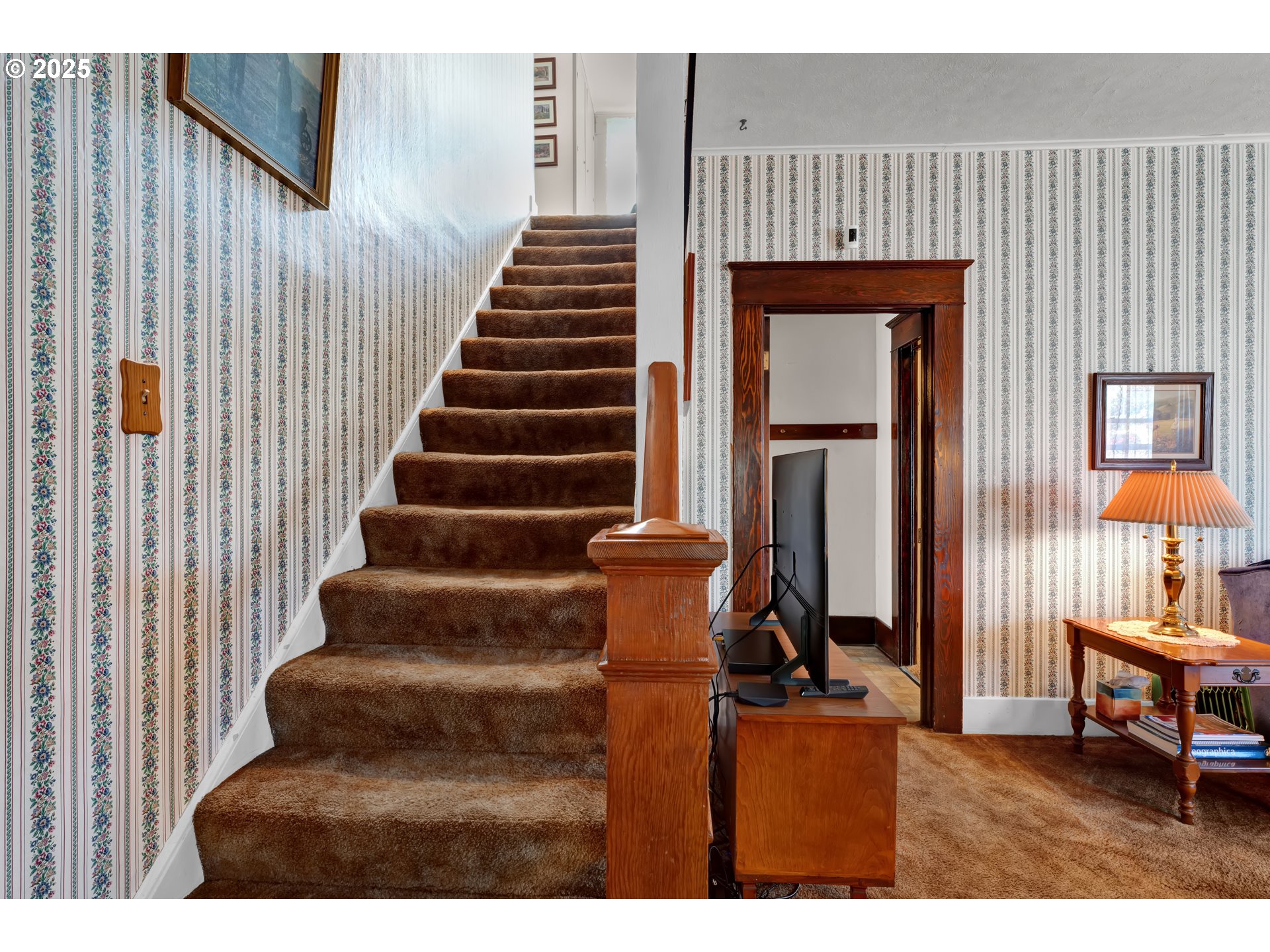 834 Southwest 9th Avenue Albany, OR 97321 - Photo 11 of 48 a view of entryway with wooden floor