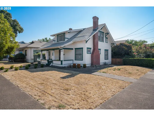 a view of a yard in front of house