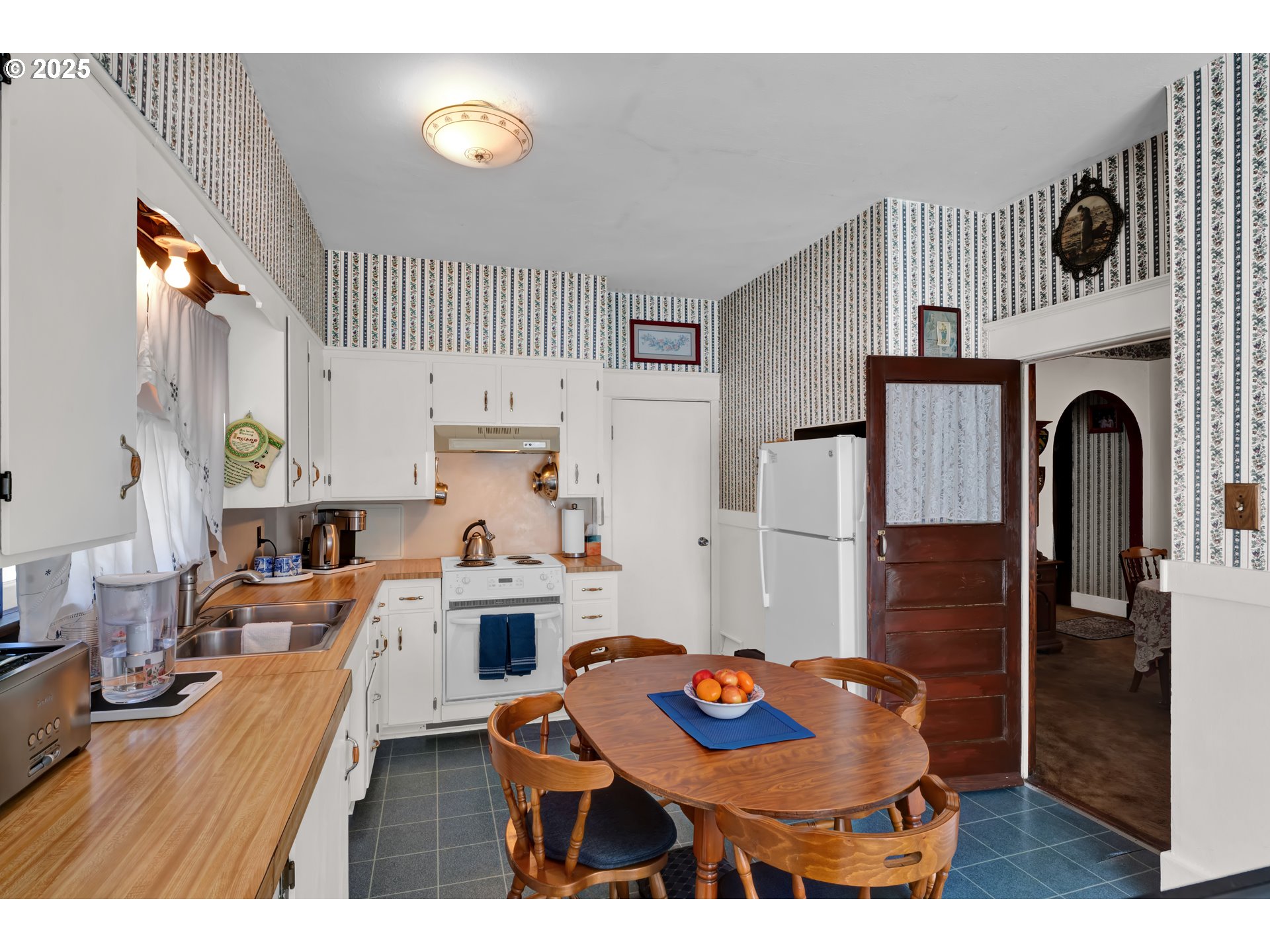 834 Southwest 9th Avenue Albany, OR 97321 - Photo 23 of 48 a living room with furniture and a fireplace