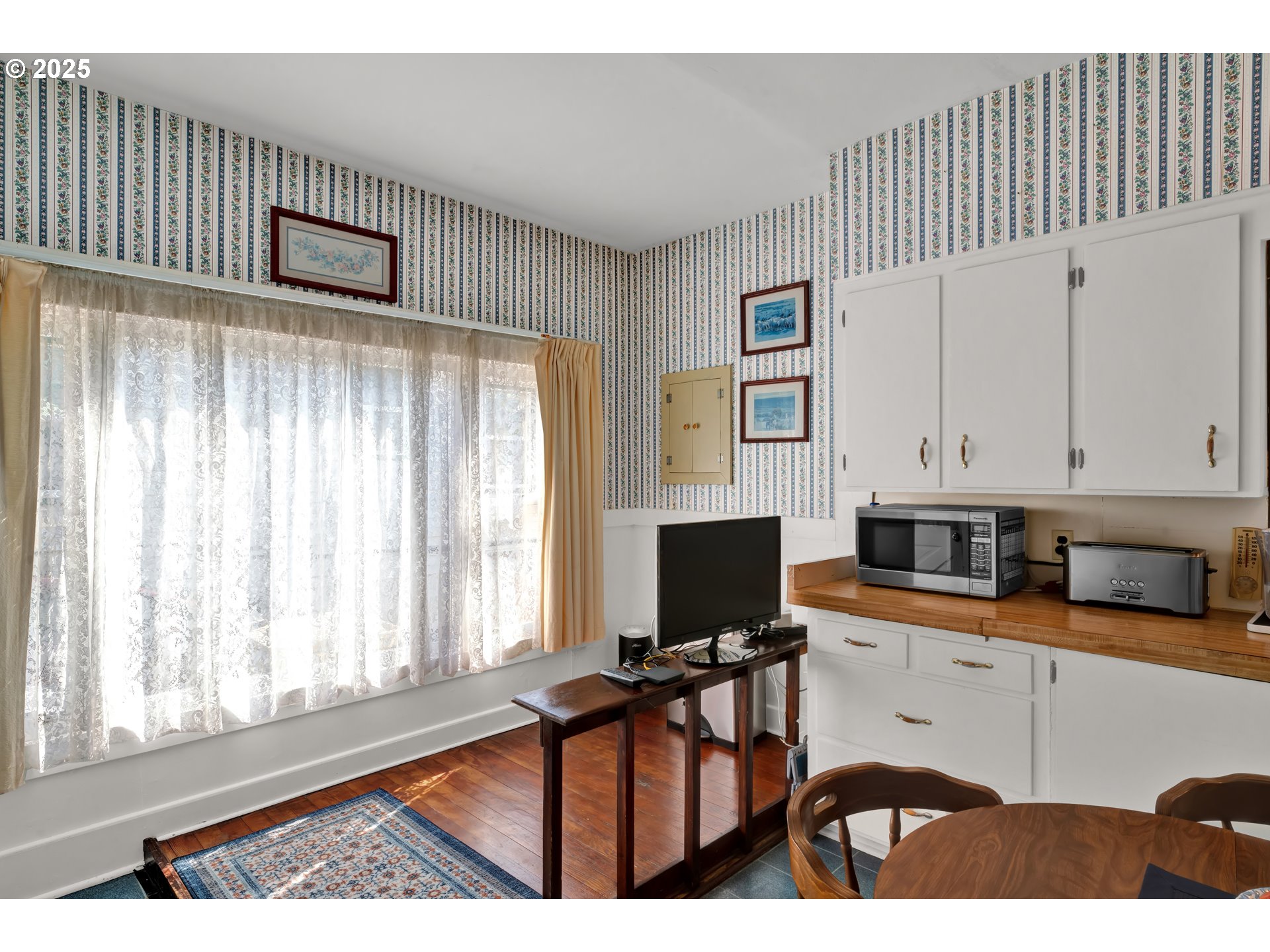 834 Southwest 9th Avenue Albany, OR 97321 - Photo 24 of 48 a workspace with furniture and window