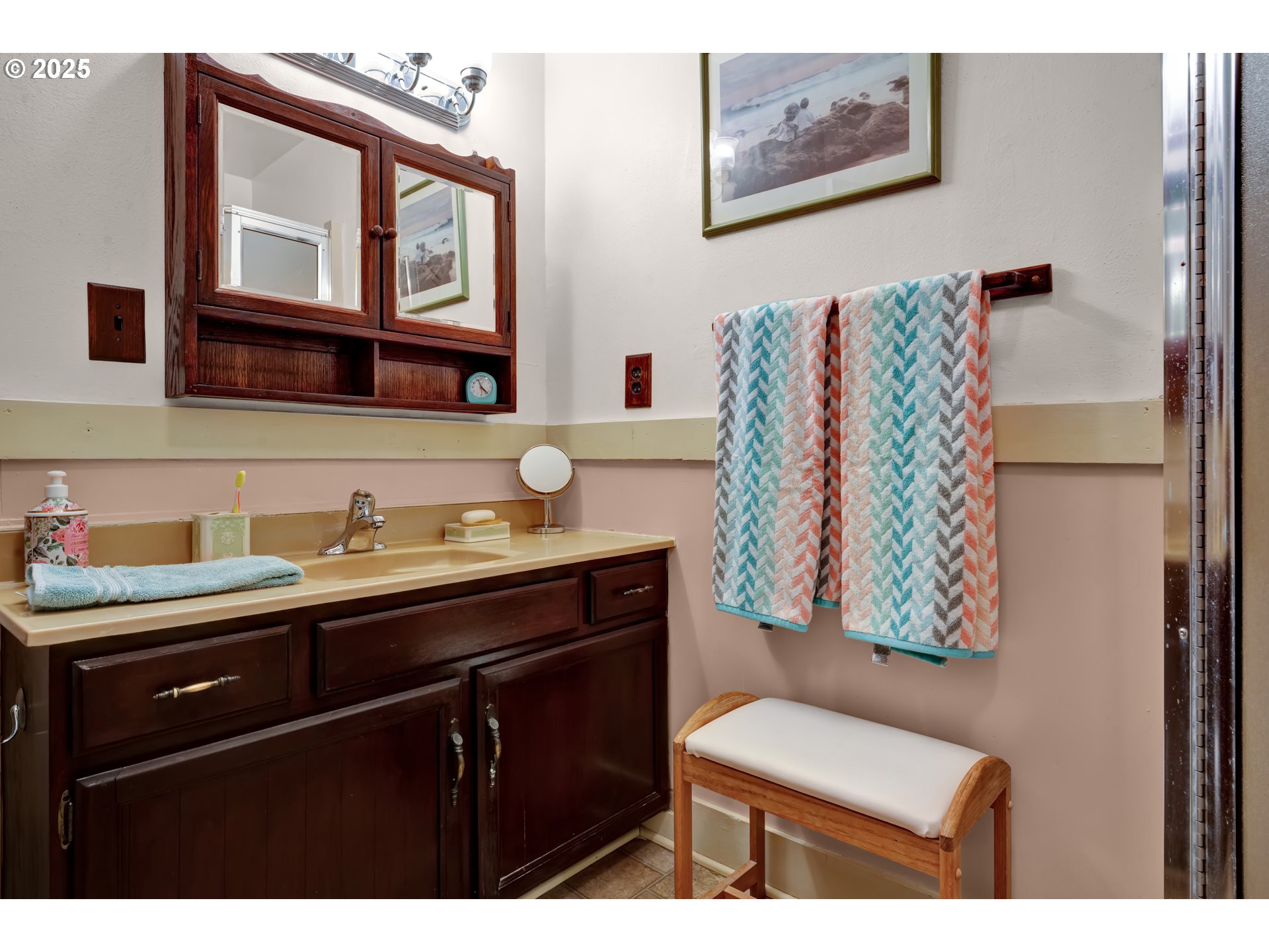 834 Southwest 9th Avenue Albany, OR 97321 - Photo 26 of 48 a bathroom with a sink and a mirror