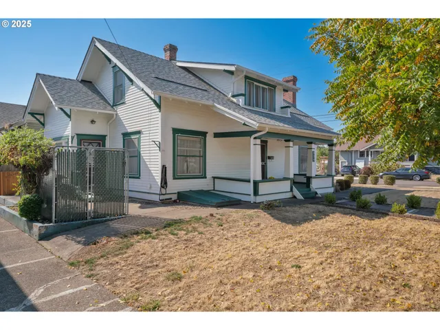 a view of a front of house with a yard