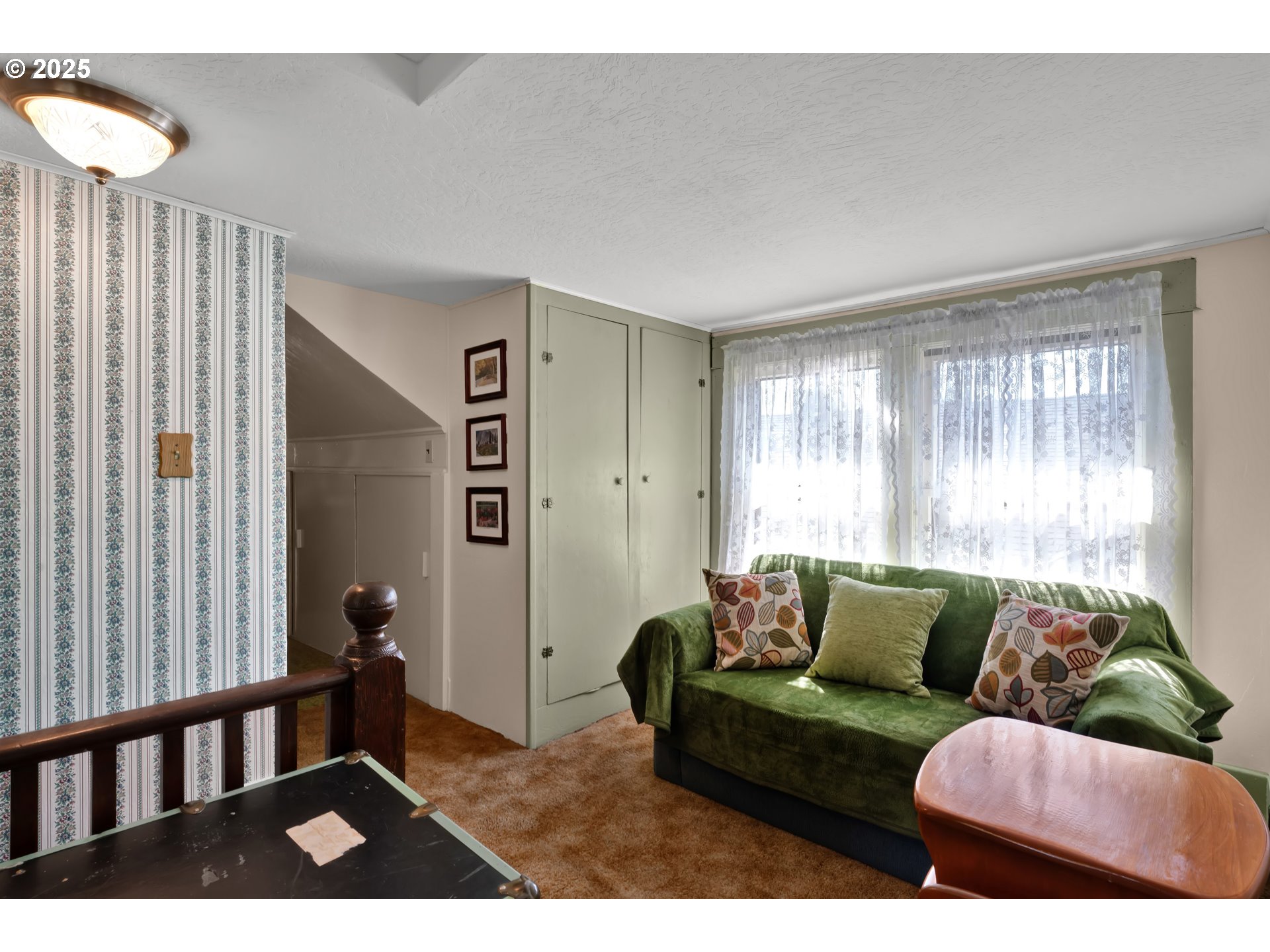 834 Southwest 9th Avenue Albany, OR 97321 - Photo 31 of 48 a living room with furniture and a window