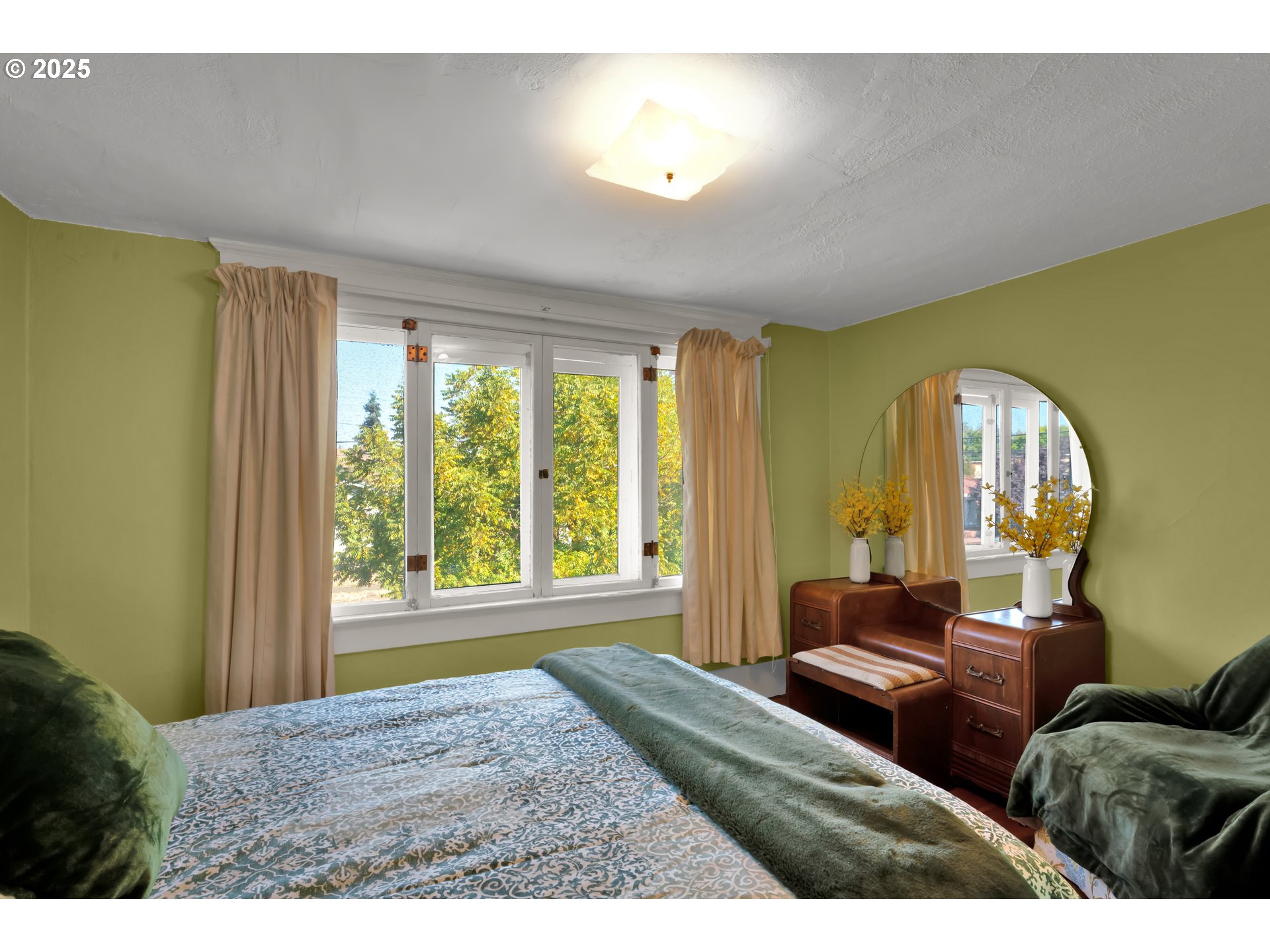 834 Southwest 9th Avenue Albany, OR 97321 - Photo 36 of 48 a living room with furniture and a large window